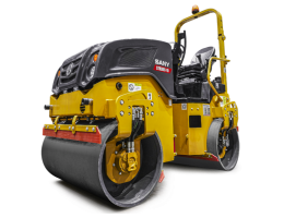 Cilindru compactor SANY SRT30C-10, echipat cu două role mari, vizibil din față, cu un design compact, ideal pentru lucrări de compactare pe șantiere de construcție. Mașina are o cabină deschisă, cu scaun pentru operator, și un motor puternic pentru perfor